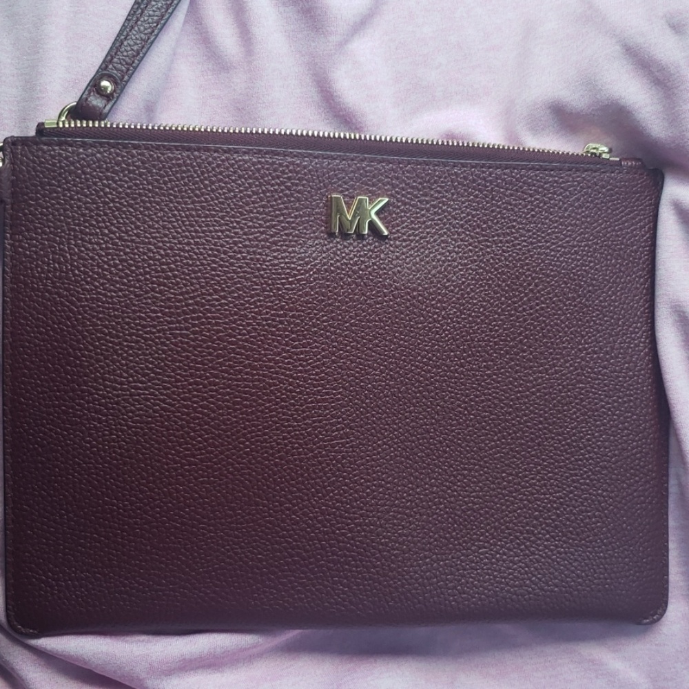 EUC MICHAEL KORS
Medium Leather Pouch- Oxblood